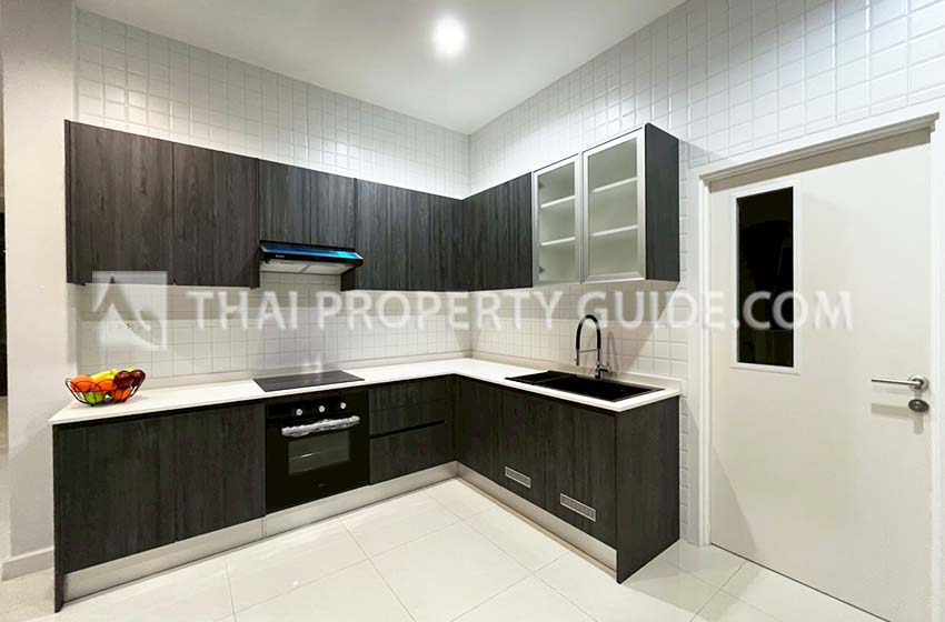 House with Shared Pool in Srinakarin 